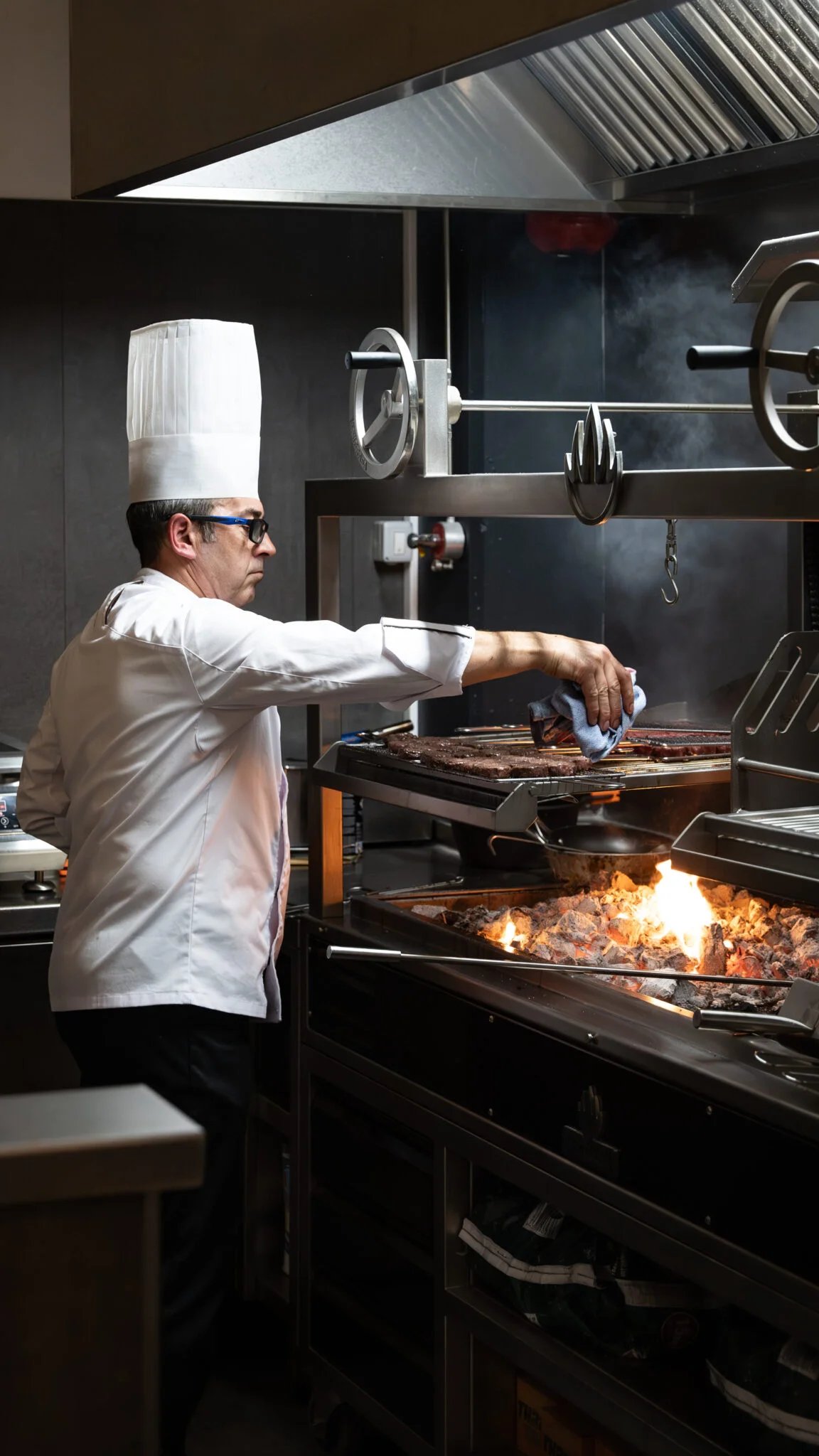 Chef trabajando en la cocina de un restaurante