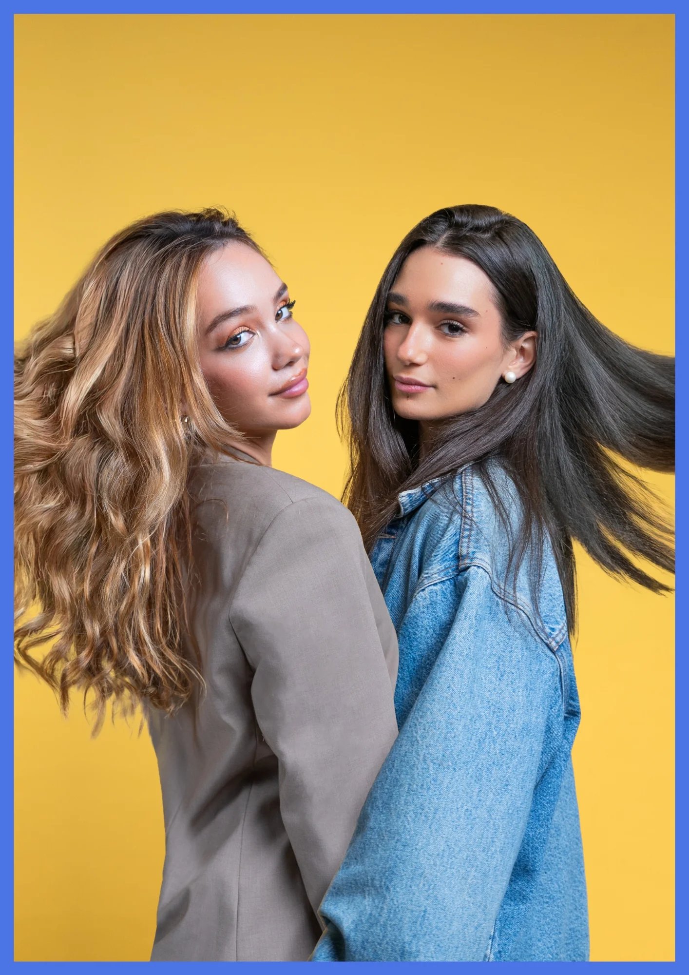 Retrato de dos modelos sobre fondo amarillo
